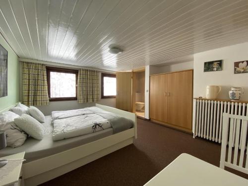 1 dormitorio con 1 cama grande en una habitación en Nagelfluhhaus Hirsch, en Gunzesried