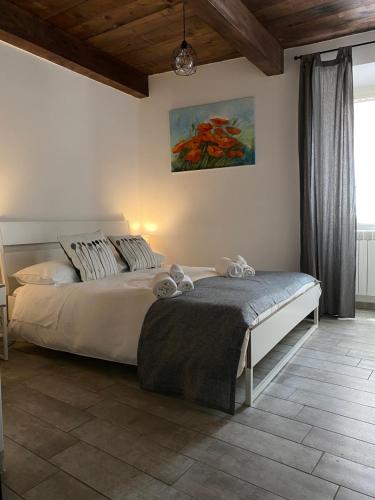 1 dormitorio con 1 cama y una pintura en la pared en B&b Le Larie en Collepardo