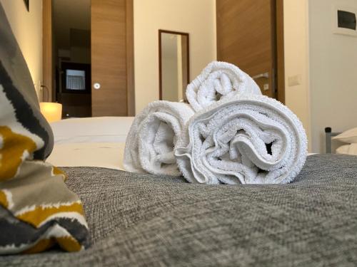 a pile of towels sitting on top of a bed at B&b Le Larie in Collepardo