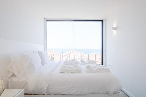 Boutique Rentals- Bliss By The Sea Apt- Ocean views in Foz Beach