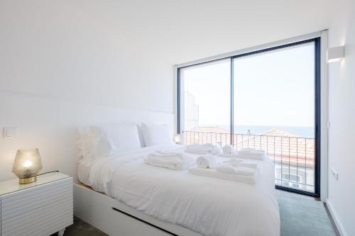 Katil atau katil-katil dalam bilik di Boutique Rentals- Bliss By The Sea Apt- Ocean views in Foz Beach