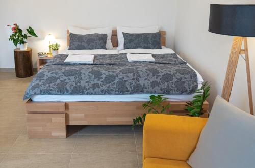 1 dormitorio con 1 cama y 1 silla amarilla en Calma en Luhačovice