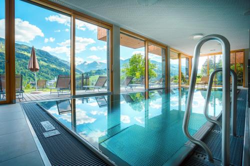 uma grande piscina com vista para as montanhas em Sun Lodge Schladming by Schladming-Appartements em Schladming