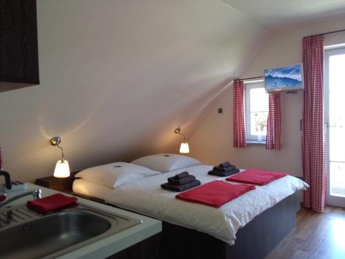Tempat tidur dalam kamar di Schmidt's Pension Schwansee