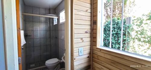 een badkamer met een toilet en een raam bij Residencial Jade in Florianópolis
