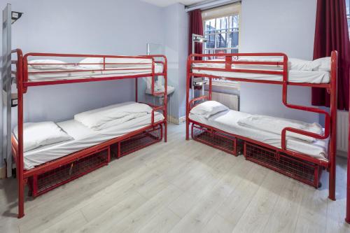 מיטה או מיטות קומותיים בחדר ב-Astor Museum Hostel