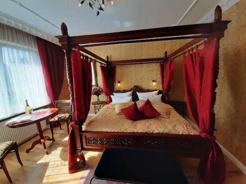 Postel nebo postele na pokoji v ubytování Stadtparkhotel Alexandra