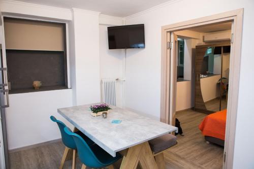Stylish, comfortable, basement loft-like apartment with amenities