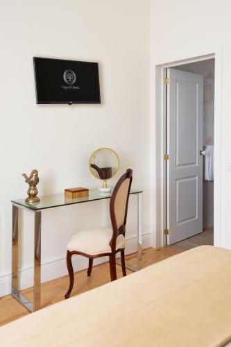 a bedroom with a desk with a chair and a mirror at Casa D'Oliveira in Aveiro