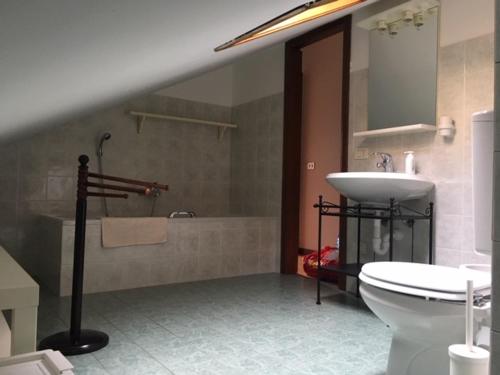 e bagno con lavandino, servizi igienici e vasca. di appartamento Belvedere a Bellagio