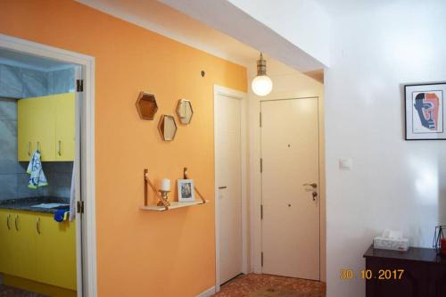a room with a hallway with an orange wall at Apartamento en el centro de Alicante in Alicante