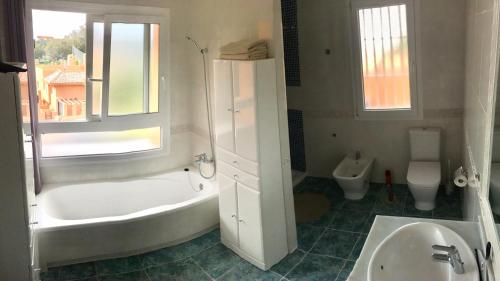 Koupelna v ubytování Marbella Deluxe Rooms in Royal Cabopino Townhouse