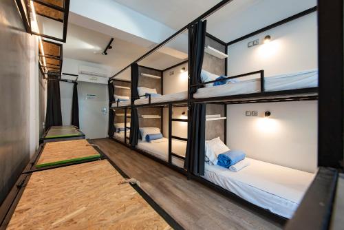 Ένα ή περισσότερα κρεβάτια σε δωμάτιο στο Bedbox Hostel