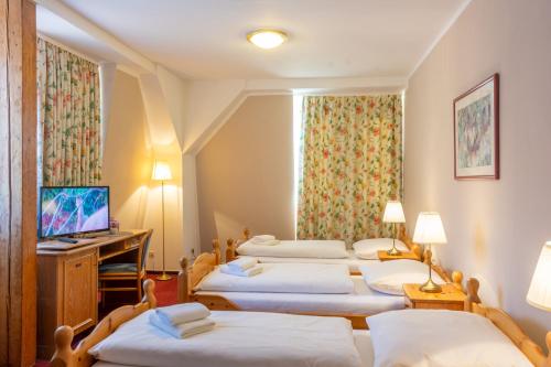 Cama o camas de una habitación en Hotel Klosterturm