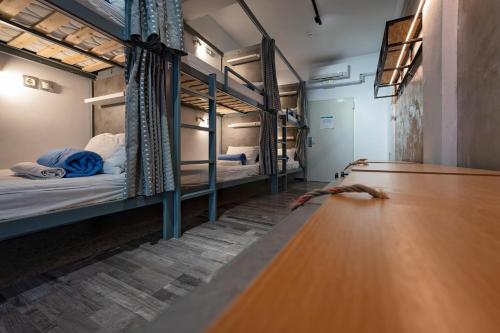 Un ou plusieurs lits dans un hébergement de l'établissement Bedbox Hostel