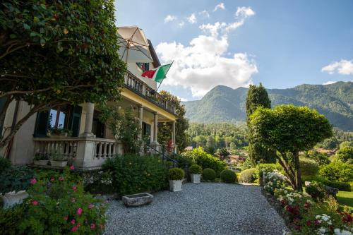 a house with a flag on the side of it at il Motto di Tommy in Castelveccana