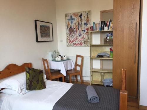 1 dormitorio con cama, mesa y mesa en Lovely Twin Room with Terrace, en Londres