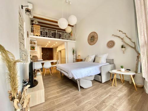 een slaapkamer met een bed en een eetkamer bij Le St Roch 2 in Menton