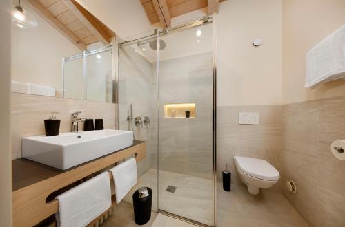 W łazience znajduje się umywalka i prysznic. w obiekcie Pension Riedingerhof w Meranie