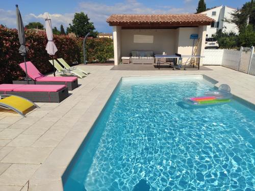 - une piscine avec un jouet dans l'eau dans l'établissement L'Ansolane, à Fuveau