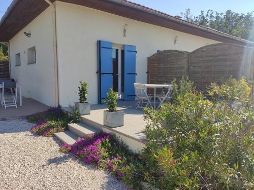 a house with a patio with a table and chairs at L'Ansolane in Fuveau