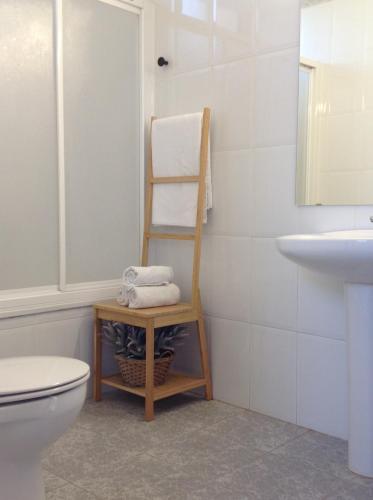 Vila Triana I Lea- Loft Rural في سانت كارليس دي لا رابيتا: حمام مع مرحاض ومغسلة وحامل مناشف