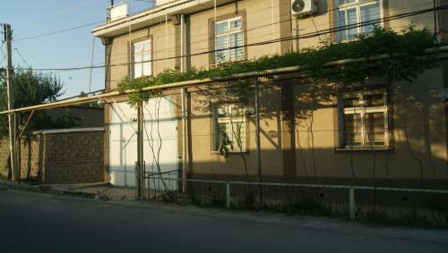 un edificio con plantas a su lado en Hotel Sartepo, en Samarkand