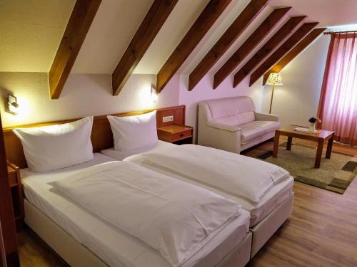 A bed or beds in a room at Hotel Faller