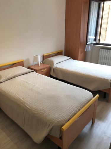 Pokój z 2 łóżkami i oknem w obiekcie Relax a Numana w mieście Numana