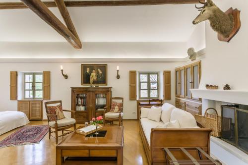 un salon avec un canapé et une table dans l'établissement La Ferme du Haut Trigaud, à Bonnieux