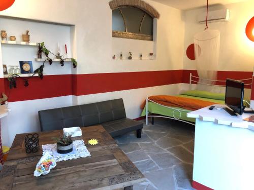 een woonkamer met een bank en een bed bij Villa Baronzola in Montevarchi
