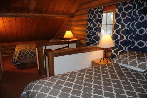 Yellowstone Motel - Adults Only - All rooms have kitchensにあるベッド
