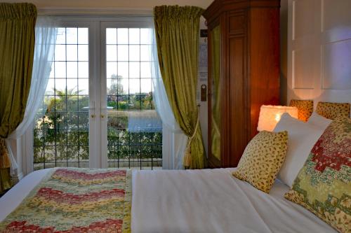 Haven Hall Hotelにあるベッド
