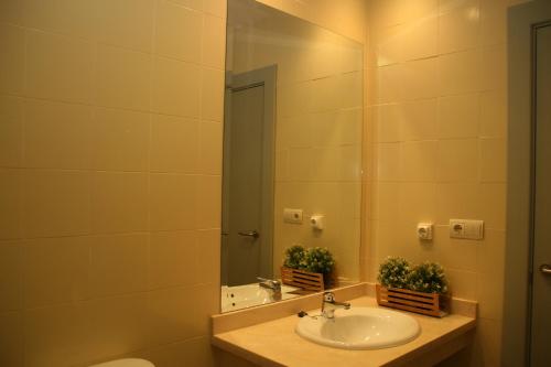 A bathroom at Apartamentos Apartour Bormujos