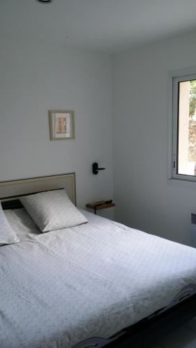 尚皮涅的住宿－Le 10 Bis，卧室内的一张白色床,设有窗户