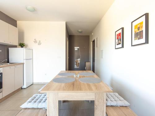 Kuchyň nebo kuchyňský kout v ubytování Apartment in Novalja near Sea Beach