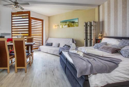 ブワディスワボボにあるApartament Dorotkaのベッドルーム1室(ベッド2台付)、キッチン(テーブル付)