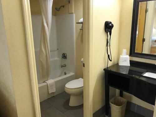 Bilik mandi di Days Inn by Wyndham Ridgeland South Carolina