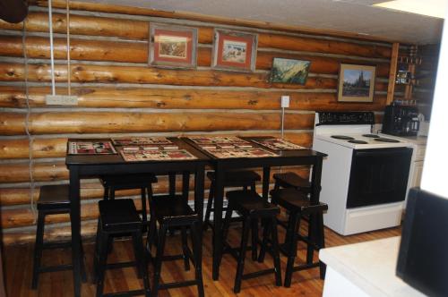 Yellowstone Motel - Adults Only - All rooms have kitchensにあるキッチンまたは簡易キッチン