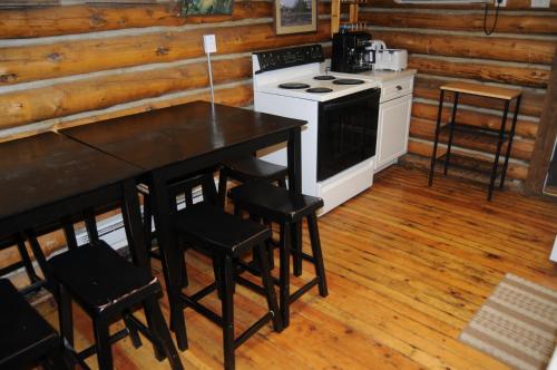 Yellowstone Motel - Adults Only - All rooms have kitchensにあるキッチンまたは簡易キッチン