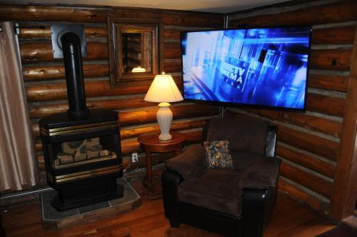 Yellowstone Motel - Adults Only - All rooms have kitchensにあるテレビまたはエンターテインメントセンター
