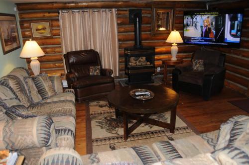 Yellowstone Motel - Adults Only - All rooms have kitchensにあるテレビまたはエンターテインメントセンター