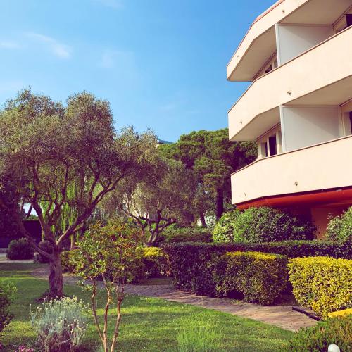 Κήπος έξω από το Eurobeach Residence