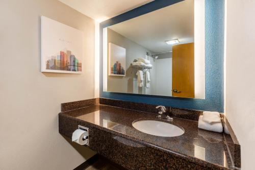 La Quinta by Wyndham Vancouver tesisinde bir banyo