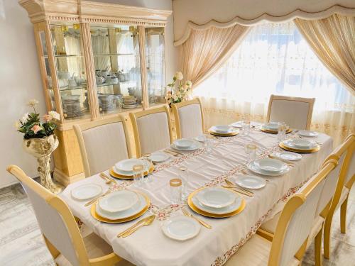 jadalnia z długim stołem i krzesłami w obiekcie River Valley Guest House w mieście Butterworth