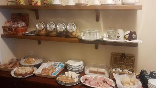 een plank vol met borden en kommen met eten bij B&B AMAVERONA in Verona