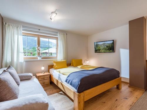 1 dormitorio con cama y ventana en Appartement Baumgartner, en Westendorf