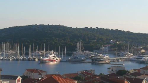 ein Hafen mit im Wasser angedockten Booten und Häusern in der Unterkunft SEAVIEW ROGOZNICA in Rogoznica