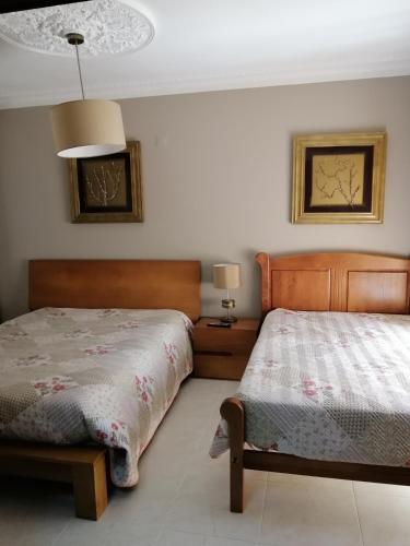 ナザレにあるapartamentos lazarino1のベッドルーム1室(ツインベッド2台、ランプ付)