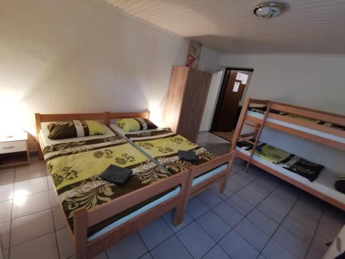 Een bed of bedden in een kamer bij Back Private Budget Rooms